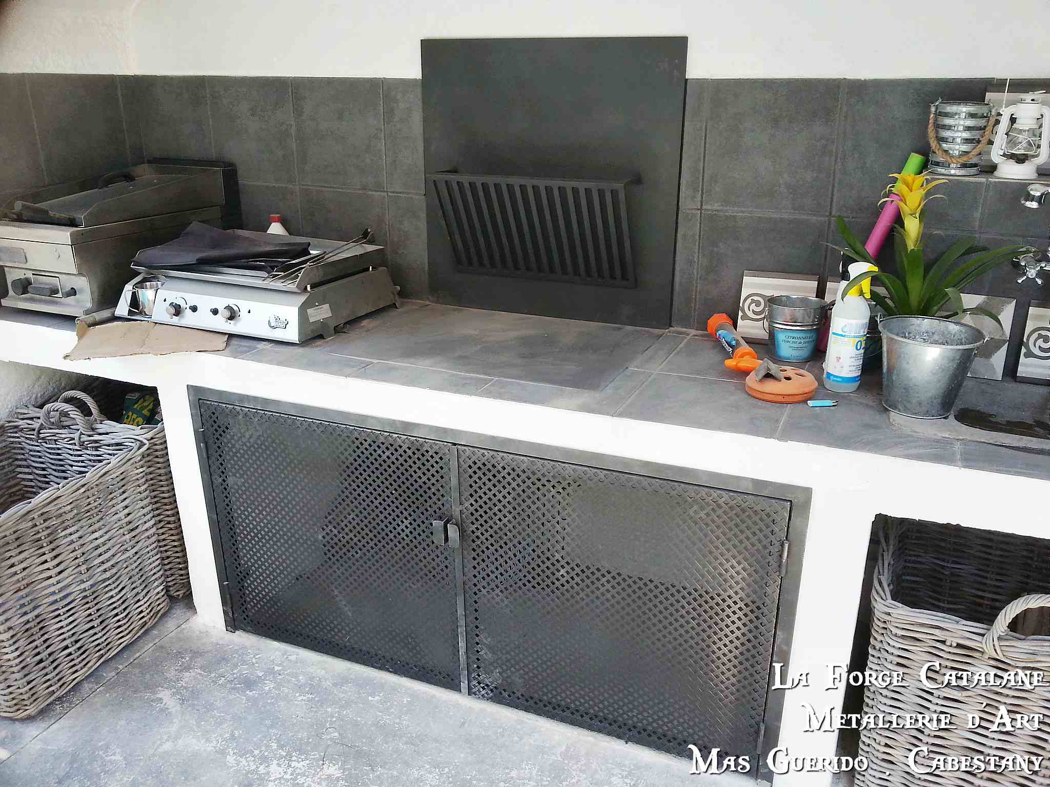 porte barbecue tole perforee Forge Catalane Cabestany.jpg